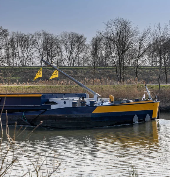 荷兰某市Zuid Willemsvaart 一只河船弓冲破水面的垂直镜头 — 图库照片