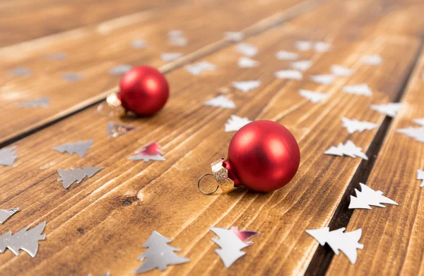 Close Bolas Natal Vermelhas Fundo Madeira Com Árvores Confetes — Fotografia de Stock