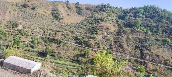 Una Toma Carretera Que Pasa Por Ladera Montaña Cubierta Vegetación — Foto de Stock
