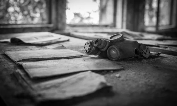 放棄された建物内の呼吸ガスマスクのグレースケールショット — ストック写真