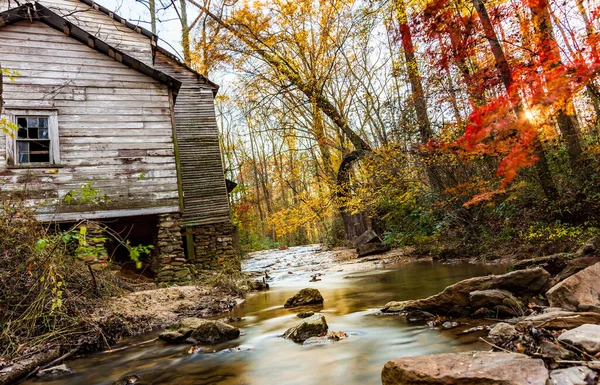 緑豊かなサウスカロライナ州の古い家の背景を持つ川のパノラマの秋の景色 — ストック写真