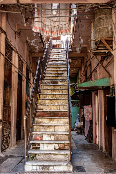 Een Verticale Opname Van Oude Trappen Tussen Oude Gebouwen Havana — Stockfoto