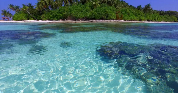 Eine Wunderschöne Tropische Insel Mit Kristallklarem Blauem Wasser Einem Sonnigen — Stockfoto