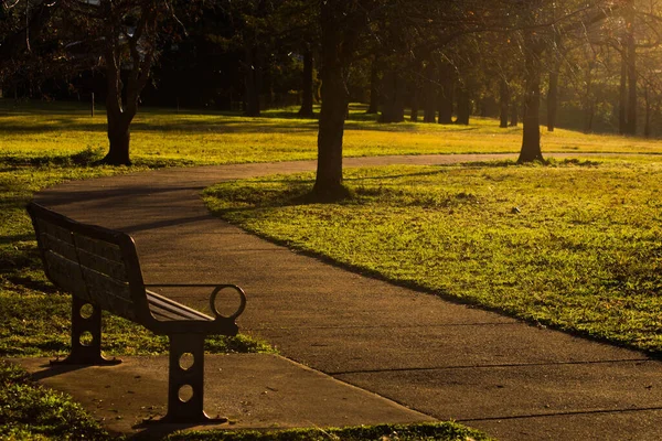 Una Hermosa Toma Del Parque Con Senderos Bancos Durante Puesta —  Fotos de Stock