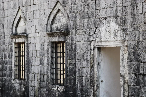 Disparo Las Ventanas Puerta Edificio Antiguo —  Fotos de Stock