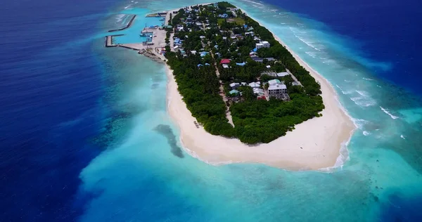 晴れた日には透き通った青い水を持つ美しい熱帯の島の空中写真 — ストック写真