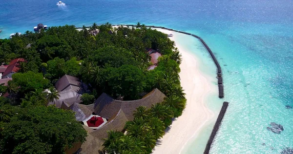 Eine Luftaufnahme Von Hotelgebäuden Auf Einer Saftig Grünen Tropischen Insel — Stockfoto