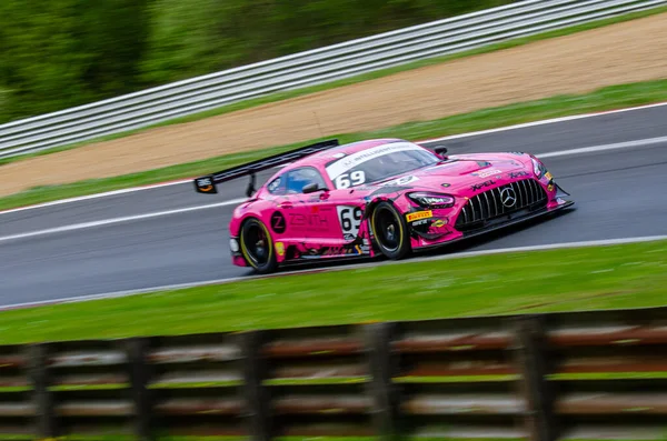 Dlouhý Záběr Mercedes Amg Gt3 Růžové Auto Během Závodu Britském — Stock fotografie