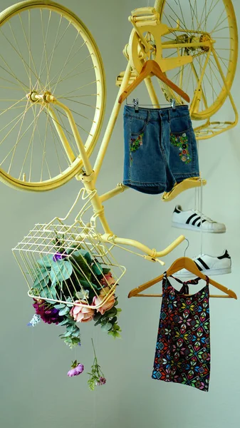 Snímek Žlutého Převráceného Bicyklu Kousky Oblečení — Stock fotografie