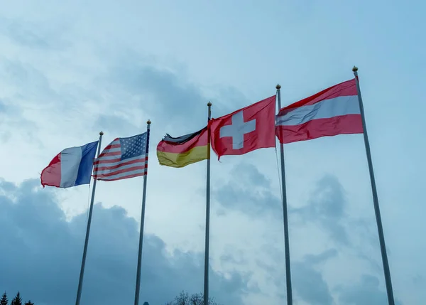 Tiefflug Flattern Die Flaggen Frankreichs Der Usa Deutschlands Der Schweiz — Stockfoto