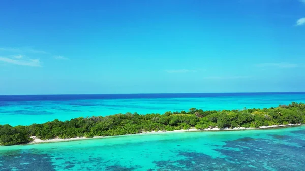 Αεροφωτογραφία Του Γαλάζιου Νερού Του Ωκεανού Και Ενός Πράσινου Νησιού — Φωτογραφία Αρχείου