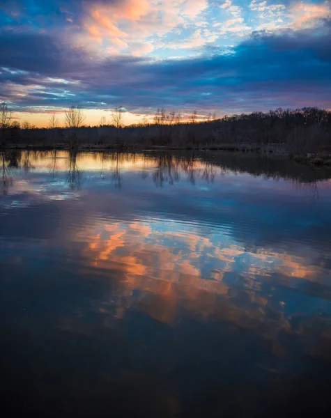 Una Vista Atardecer Lago Louisville Kentucky Los Estados Unidos Reflejaba — Foto de Stock