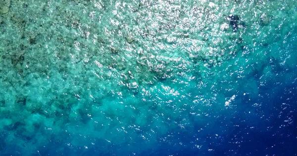 Una Toma Aérea Arrecifes Coral Bajo Aguas Tranquilas Mar — Foto de Stock