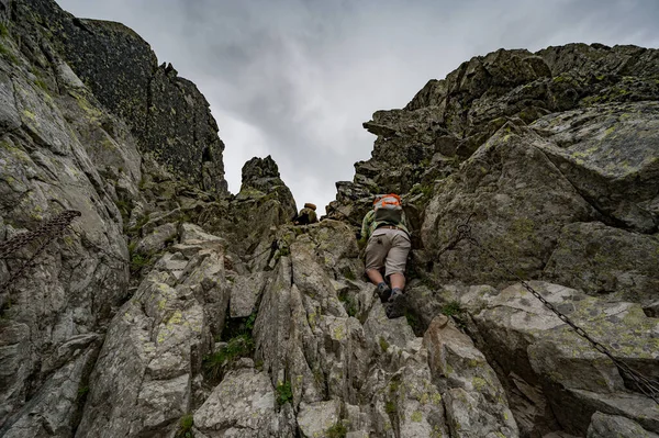 Low Angle Shot Male Tourist Backpack Hiking High Tatras Mountains — Stock Photo, Image