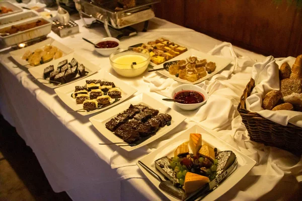 Primer Plano Platos Con Sabrosos Postres Mesa Buffet Comida Catering —  Fotos de Stock