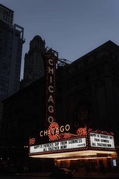 Μια Κάθετη Λήψη Ενός Κινηματογράφου Του Σικάγο Βράδυ Στο Σικάγο — Φωτογραφία Αρχείου
