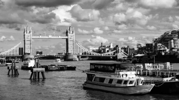 Die Londoner Brücke Und Die Themse Einem Regnerischen Tag — Stockfoto