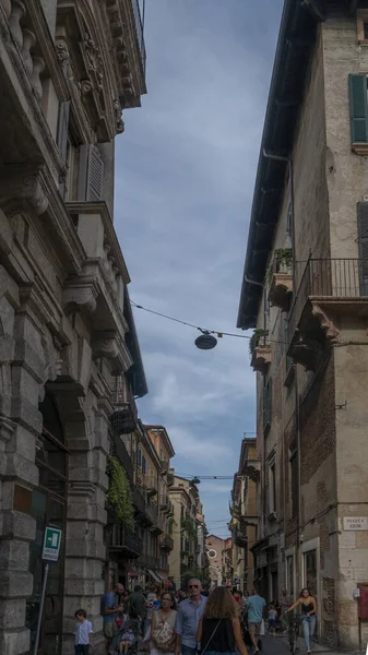 Függőleges Felvétel Emberek Sétálnak Utcán Verona Olaszország — Stock Fotó