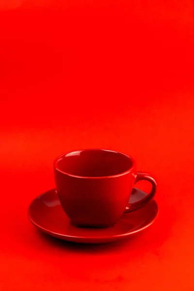 Una Toma Vertical Una Taza Roja Con Platillo Sobre Fondo —  Fotos de Stock