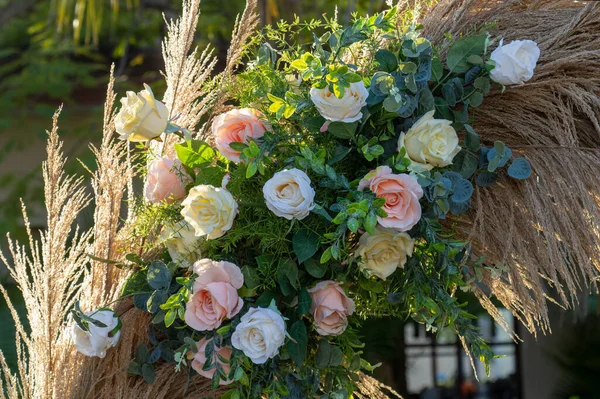 Düğün Dekorasyonunun Güllerle Yakın Çekimi — Stok fotoğraf