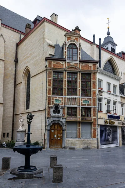 Colpo Verticale Vecchio Edificio Storico Nel Centro Bruxelles Contro Cielo — Foto Stock