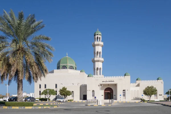 Uma Bonita Mesquita Local Muhallab Ibn Abi Suffrah Com Minarete — Fotografia de Stock
