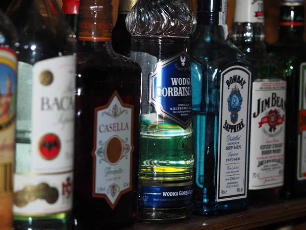 Butelki Alkoholem Barze Wódka Gorbatschow Jim Beam Bombay Sapphire Bacardi — Zdjęcie stockowe