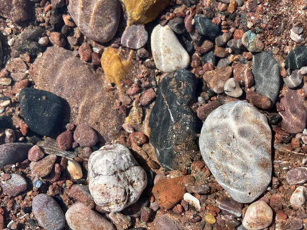 Eine Nahaufnahme Von Steinen Und Kieseln Einem Felspool Mit Reflexionen — Stockfoto