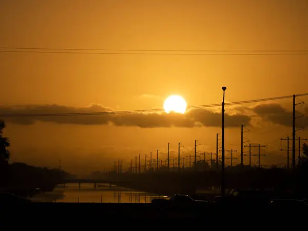 Vacker Orange Grumlig Solnedgång Över Elektriska Stolpar Silhuett — Stockfoto