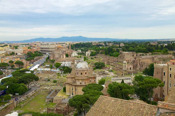 ローマの空中風景とヴィットリアーノのローマフォーラムとコロッセオ — ストック写真