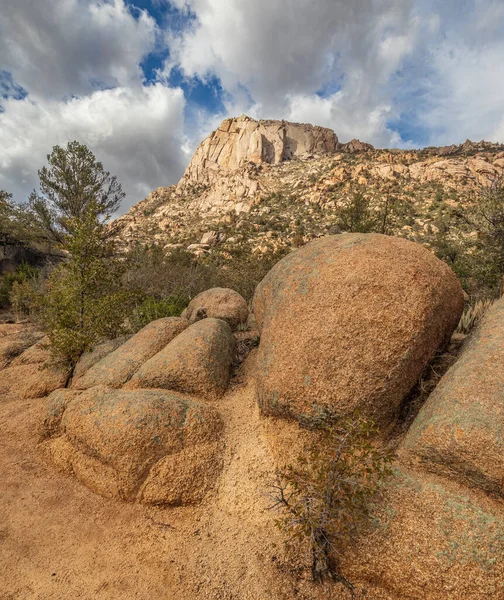 Vertikal Bild Granite Mountain Topp Arizona Molnig Himmel Bakgrund — Stockfoto