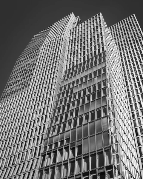 Tiro Ângulo Baixo Edifício Moderno Com Janelas Vidro Escala Cinza — Fotografia de Stock