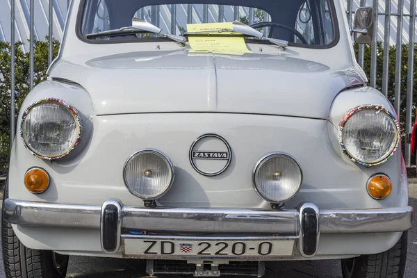 Ένα Μπροστινό Πλάνο Ενός Γκρι Zastava 750 Παλιά Πόλη Αυτοκίνητο — Φωτογραφία Αρχείου