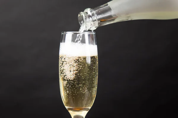 Närbild Ett Glas Champagne Glas Svart Bakgrund — Stockfoto
