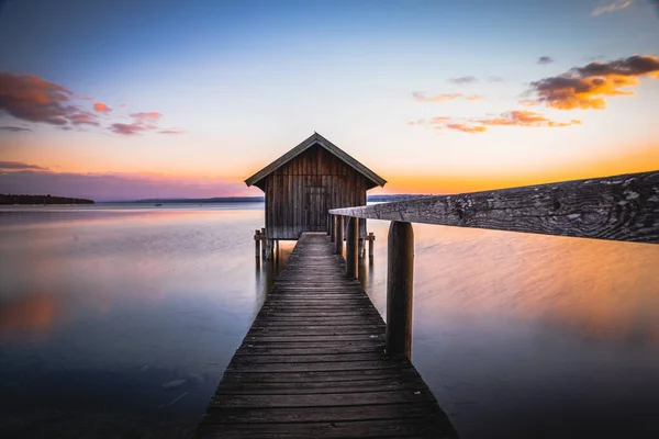 ドイツのバイエルン州のAmmersee湖の古いボートハウス日没に対して — ストック写真