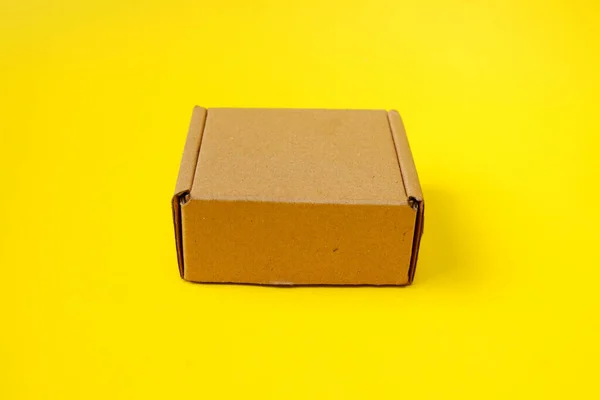 Primer Plano Una Caja Regalo Sobre Fondo Amarillo — Foto de Stock