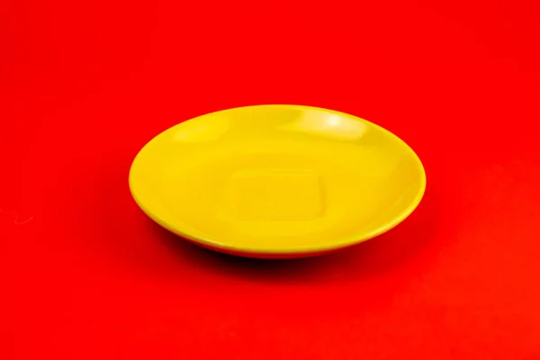 Ένα Κοντινό Πλάνο Ενός Κίτρινου Δίσκου Κόκκινο Φόντο — Φωτογραφία Αρχείου