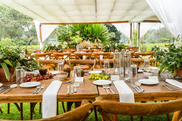 Eine Dinnerparty Freien Mit Arrangierten Holztischen — Stockfoto