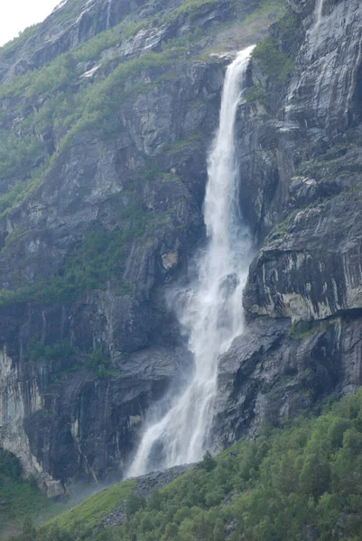 从山上垂直拍出的瀑布 — 图库照片