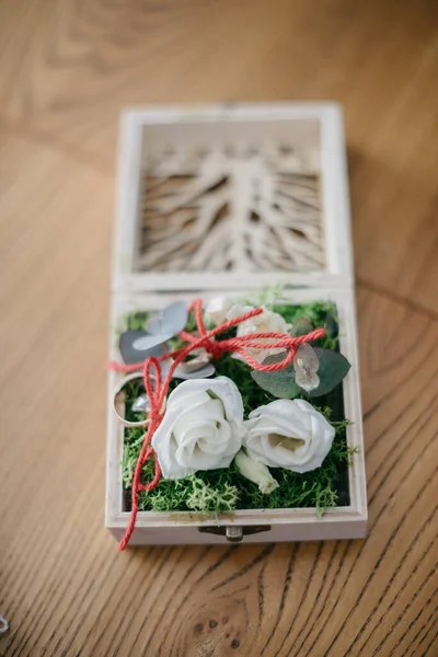 結婚指輪用の花のある木の箱 — ストック写真