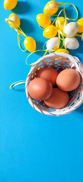 Vertical Shot Bunch White Yellow Easter Egg Decorations Chicken Eggs — Stock Photo, Image