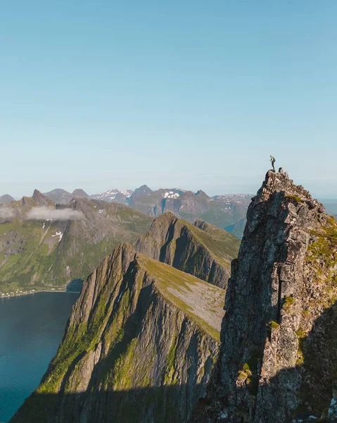 Pobřežní Útesy Proti Jasně Modré Obloze Senja Norsko — Stock fotografie
