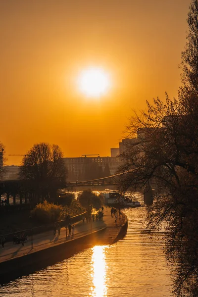 夕阳西下的垂直镜头映照在河上 — 图库照片