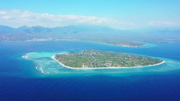 Krásný Výhled Ostrov Obklopený Oceánem Pod Modrou Oblohou Asii — Stock fotografie