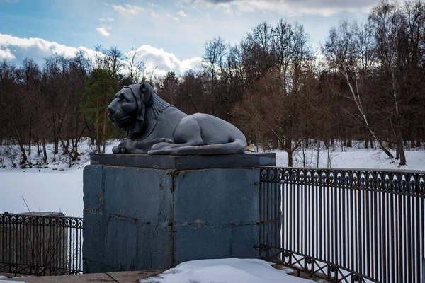 Eine Löwenskulptur Unter Wolkenlosem Blauen Himmel Auf Dem Land Moskau — Stockfoto