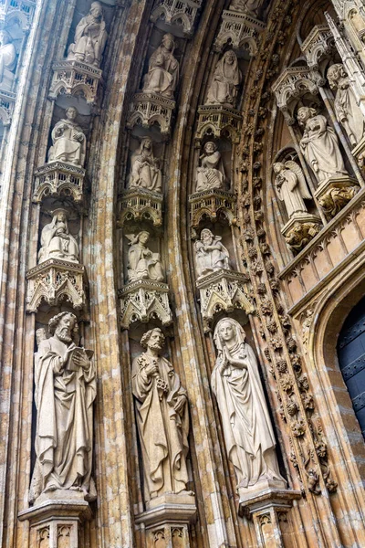 Malownicze Ujęcie Posągów Zewnątrz Kościoła Matki Boskiej Zwycięskiej Sablon — Zdjęcie stockowe