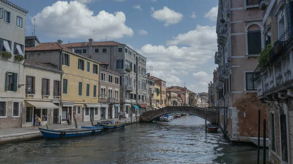 Ein Fluss Mit Booten Und Gebäuden Einem Sonnigen Tag Venedig — Stockfoto
