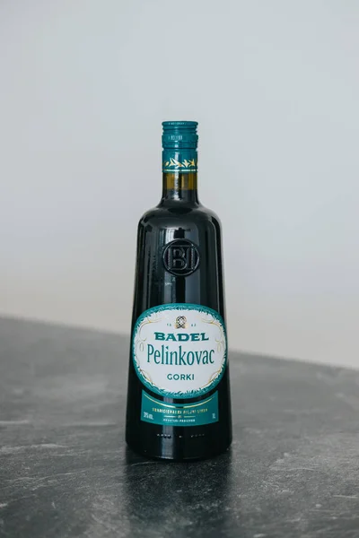 Siyah Bir Masanın Üstünde Pelinkovac Alkol Içeceği — Stok fotoğraf
