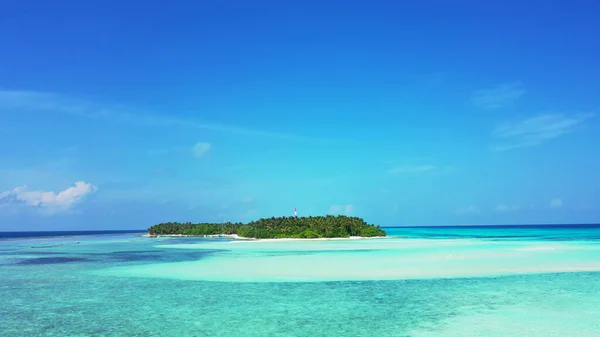 Uma Vista Fascinante Uma Pequena Ilha Verde Com Água Azul — Fotografia de Stock