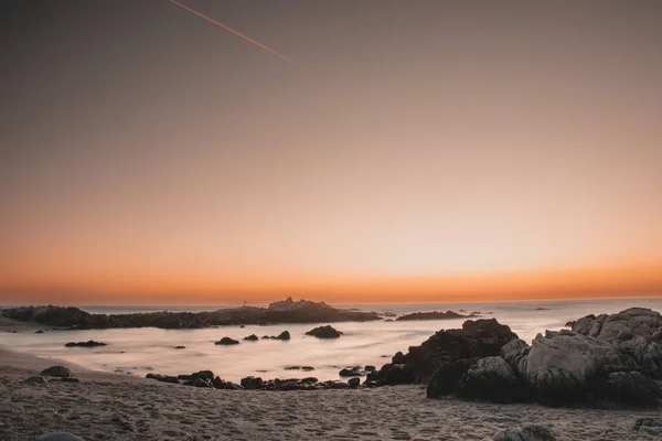 Okyanusun Kayaların Sıcak Renkli Gökyüzünün Manzarası — Stok fotoğraf